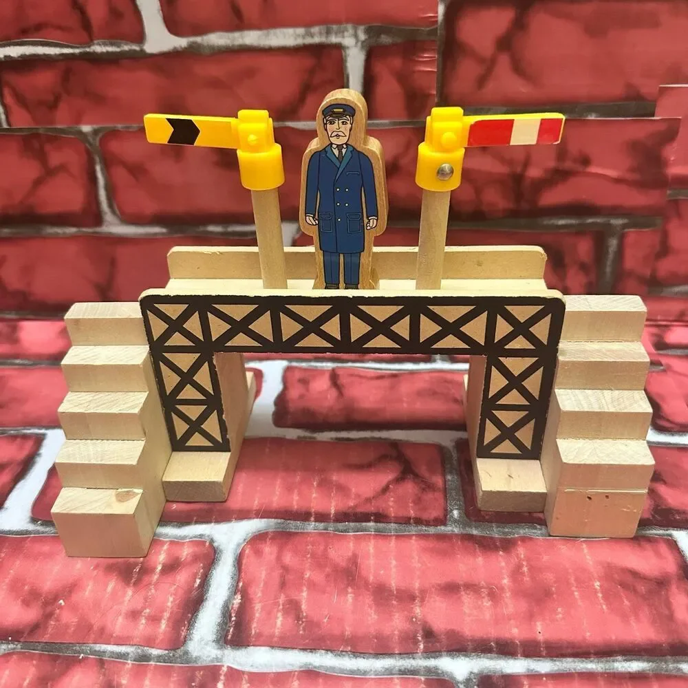 Thomas & Friends Wooden Train Signal Bridge with Figure